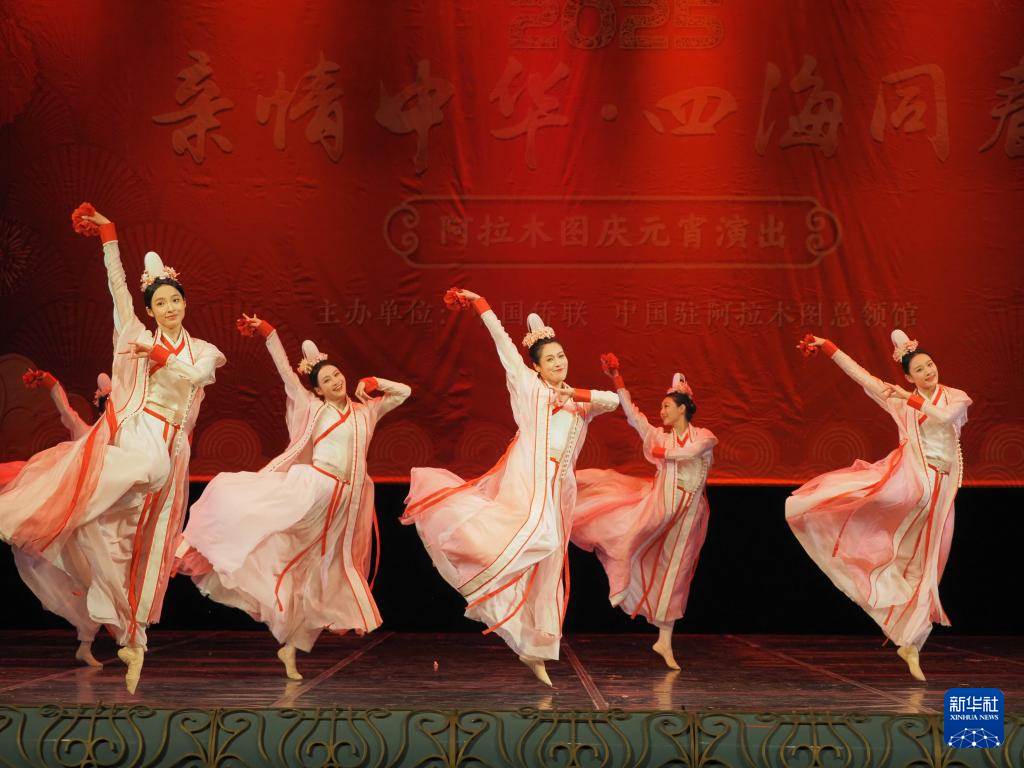 2月11日，在哈薩克斯坦阿拉木圖的阿拜國(guó)家歌劇和芭蕾舞劇院，中國(guó)演員表演舞蹈《元日霓裳》。新華社記者 趙宇 攝