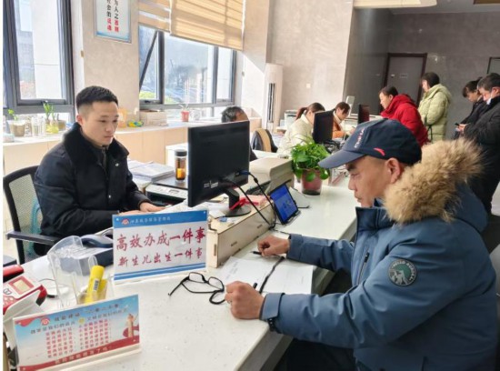 市民在 “高效辦成一件事” 窗口辦理業(yè)務(wù)。彭雪松攝