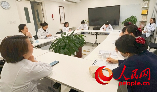 交班會上，海淀醫(yī)院安寧療護(hù)團(tuán)隊(duì)討論患者和家屬需求。人民網(wǎng)記者 金慧慧攝