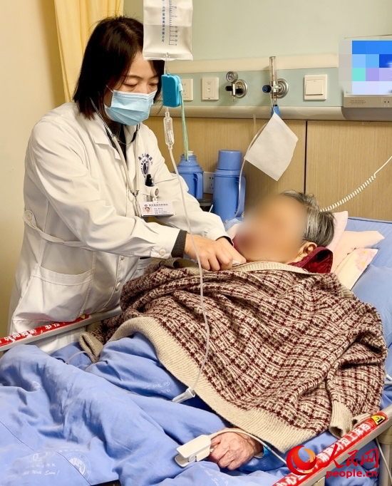 廖澤燕為張婆婆聽(tīng)診。人民網(wǎng)記者 金慧慧攝