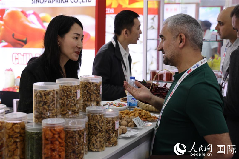 中外商家在第三十屆海灣食品展上交流。人民網(wǎng)記者 張志文攝