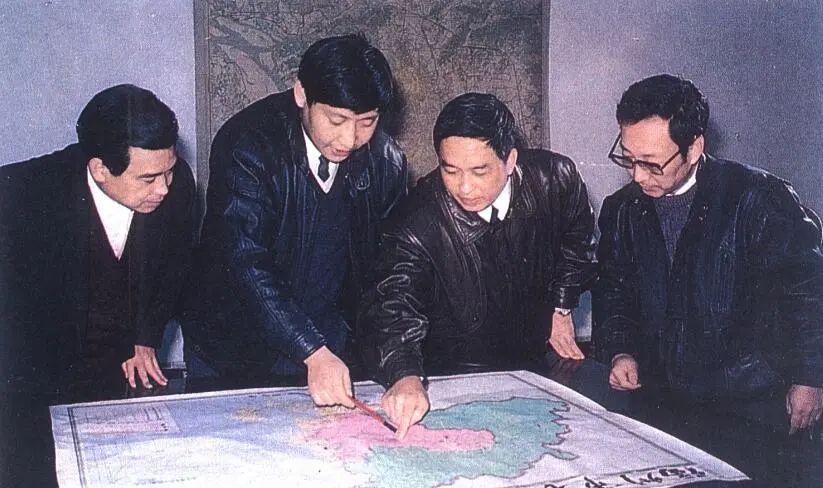 1991年12月，習(xí)近平與同事討論福州市戰(zhàn)略規(guī)劃設(shè)想。（圖源：《習(xí)近平在福州》）