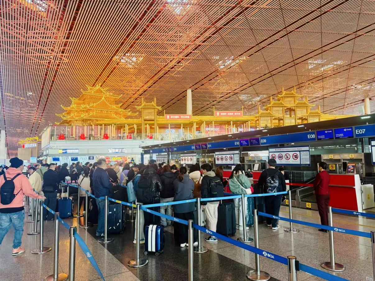旅客在首都機(jī)場(chǎng)值機(jī)柜臺(tái)辦理乘機(jī)手續(xù)。人民網(wǎng)記者 喬雪峰攝