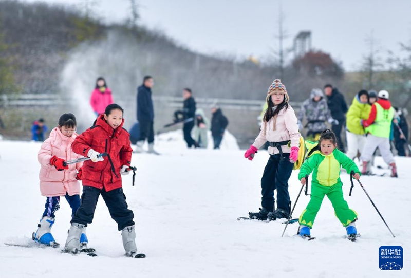 2月23日，滑雪愛好者在貴陽市高坡云頂滑雪場滑雪。新華社記者 楊文斌攝