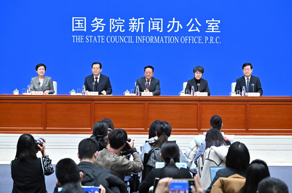 2月28日，國務(wù)院新聞辦公室在北京舉行國務(wù)院政策例行吹風(fēng)會，民政部副部長唐承沛、財政部副部長郭婷婷、自然資源部副部長許大純、住房城鄉(xiāng)建設(shè)部副部長姜萬榮和國務(wù)院新聞辦公室新聞發(fā)言人介紹2024年國務(wù)院部門辦理全國人大代表建議和全國政協(xié)提案工作有關(guān)情況，并答記者問。新華社記者 李鑫 攝