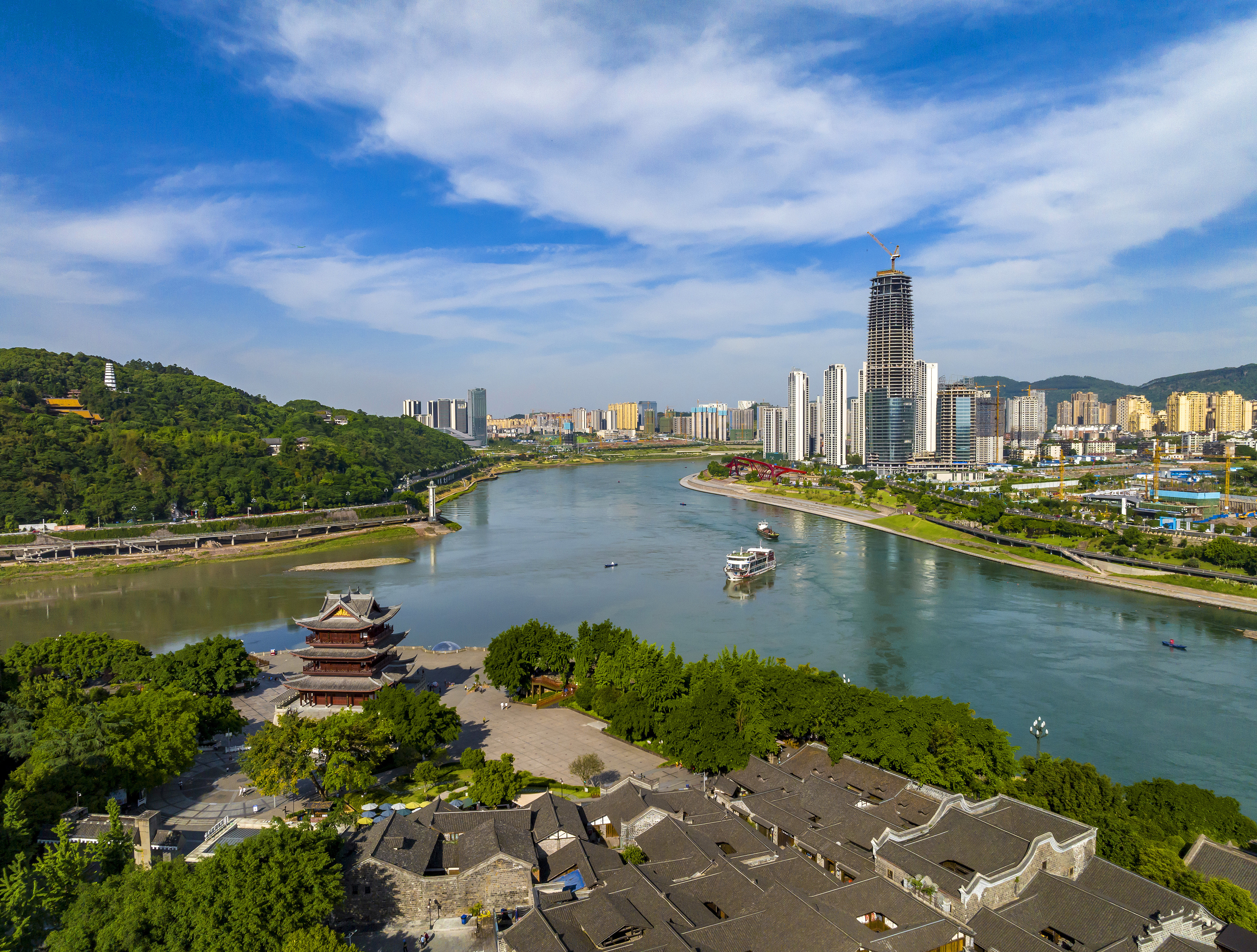 “長江首城”四川宜賓，經(jīng)過長江生態(tài)綜合治理后的三江交匯處風(fēng)光。