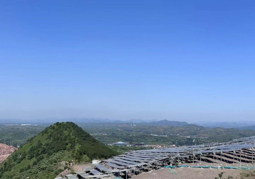 河北遷西某光伏基地。人民網(wǎng)記者 王紹紹攝