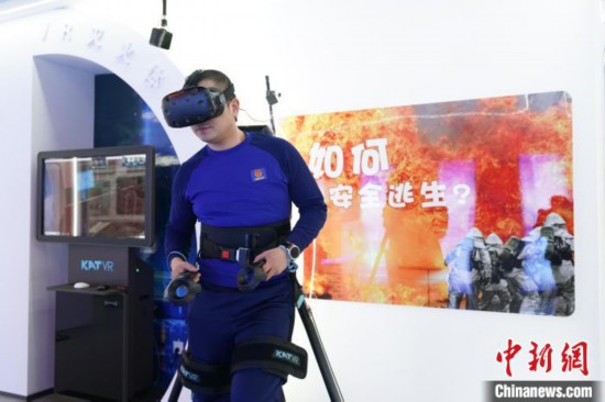 圖為消防員利用VR展示火災(zāi)如何逃生。中新社記者 趙宇航 攝