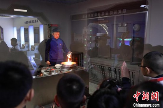 圖為學(xué)生們參觀道里區(qū)消防救援大隊消防科普體驗館內(nèi)火場真實體驗演示區(qū)。中新社記者 趙宇航 攝