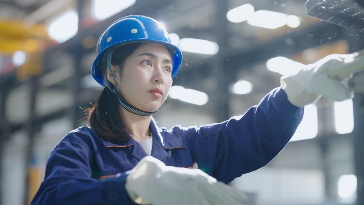老中鐵路有限公司萬(wàn)象運(yùn)營(yíng)管理中心機(jī)輛車間希達(dá)在工作中。老中鐵路有限公司供圖