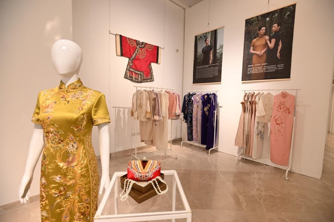 展覽現(xiàn)場(chǎng)展出各種款式的精美旗袍。新加坡中國(guó)文化中心供圖