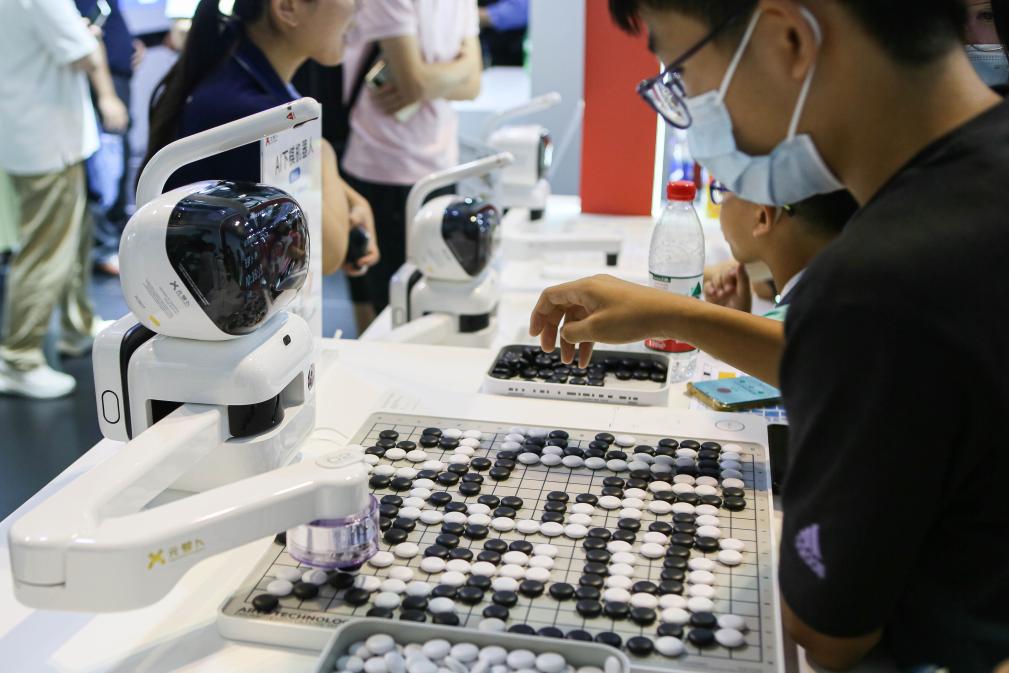 2023年7月7日，元蘿卜AI下棋機器人與觀眾對弈。2023年7月6日至8日，2023世界人工智能大會在上海舉行。新華社記者 辛夢晨 攝