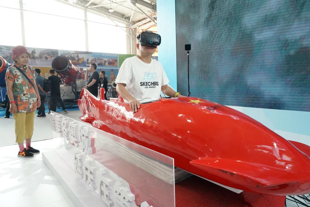 2023年9月15日，觀眾在2023國際冬季運動（北京）博覽會現(xiàn)場通過VR設(shè)備體驗雪車。新華社記者 任超 攝