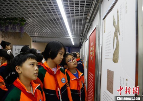圖為學(xué)生參觀青海省博物館“1+3”主題流動(dòng)展覽，了解木舞俑。中新社記者 馬銘言 攝