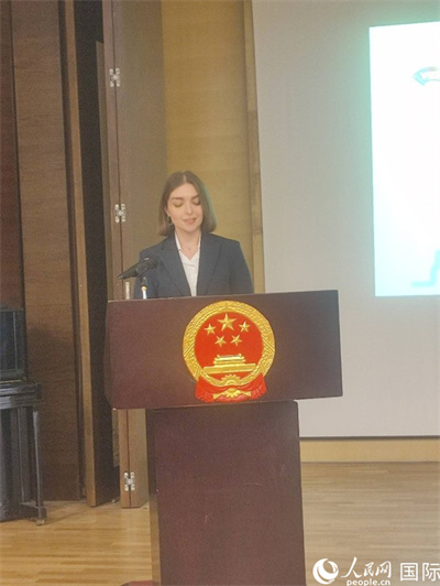 意方學(xué)生代表白綺花發(fā)言。人民網(wǎng)記者 鄭彬攝