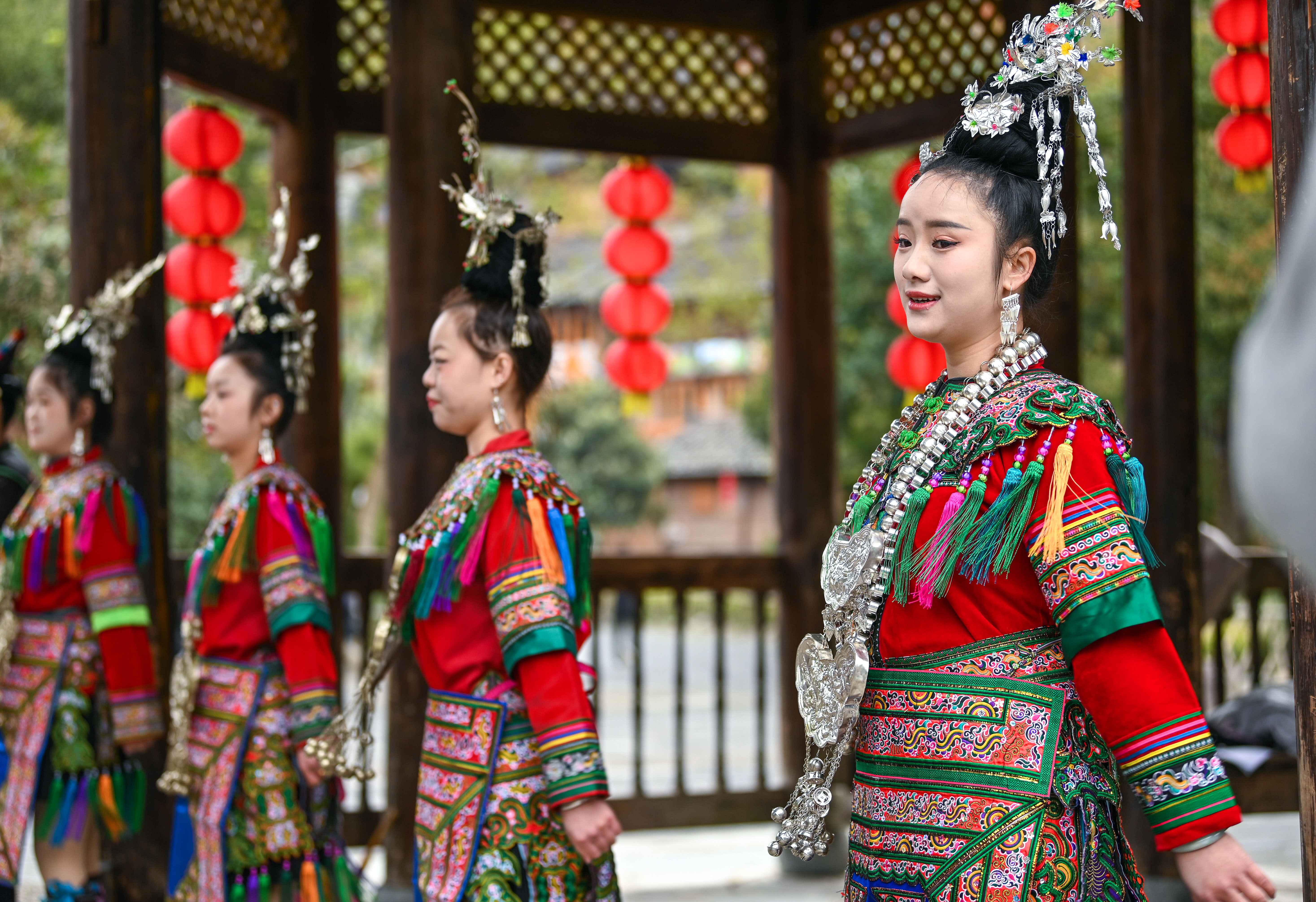  2025年3月18日，侗族群眾在貴州省黎平縣肇興侗寨給游客演唱侗族大歌。