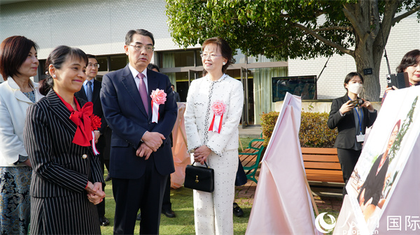共同觀看女性成就圖片展。人民網(wǎng) 蔣曉辰攝