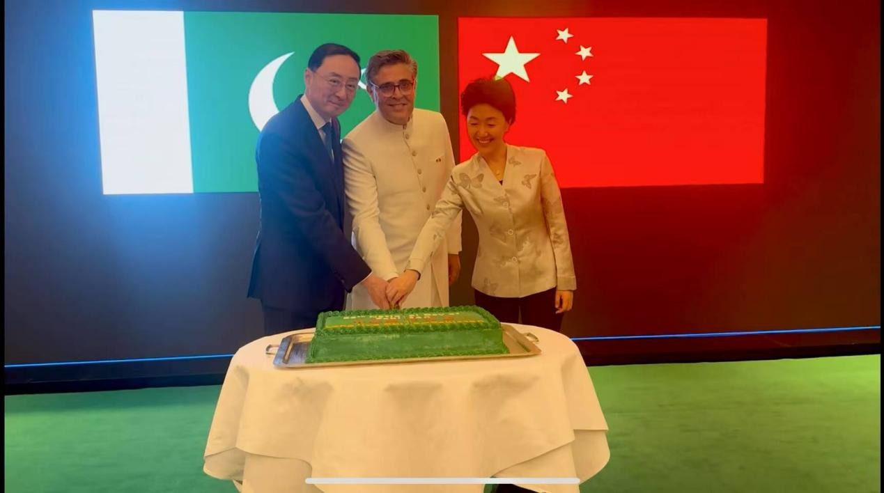 外交部副部長孫衛(wèi)東（左）、巴基斯坦駐華大使卡里爾·哈什米（中）、中聯(lián)部副部長孫海燕（右）共切蛋糕。巴基斯坦駐華大使館供圖