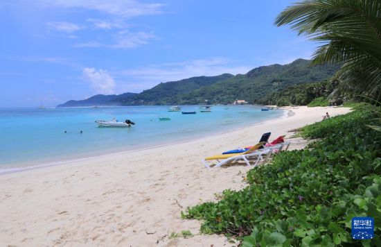 3月19日，游客在塞舌爾馬埃島海邊休閑。新華社記者 董江輝 攝