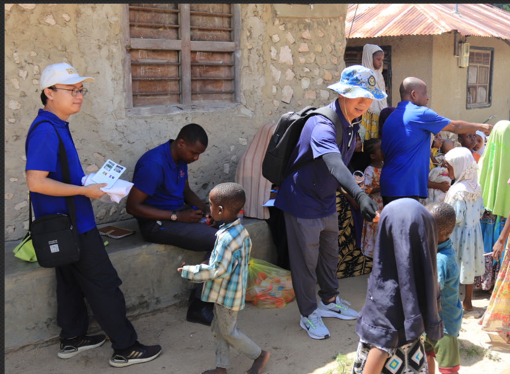 專家組向村民發(fā)放健康教育手冊和健康教育用品。專家組供圖