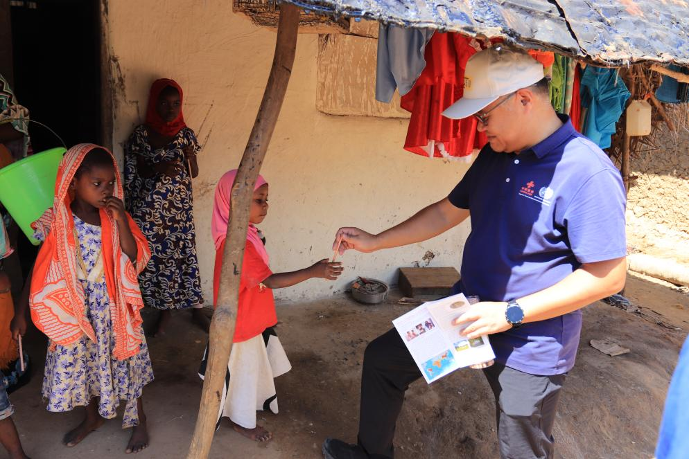 專家組向村民發(fā)放健康教育手冊和健康教育用品。專家組供圖