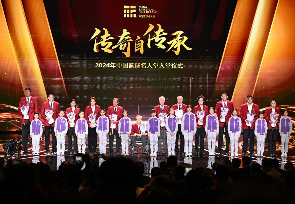3月23日，在場的各屆中國籃球名人堂入堂人物在入堂儀式上合影留念。新華社記者 陳鐘昊 攝