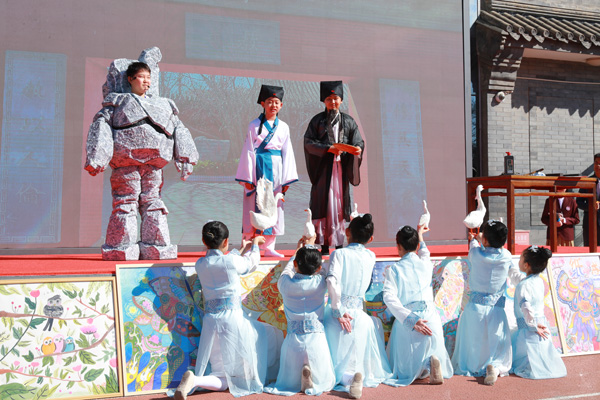 展覽開幕式上，府學(xué)學(xué)子上演情景劇《鵝池》。府學(xué)胡同小學(xué)供圖