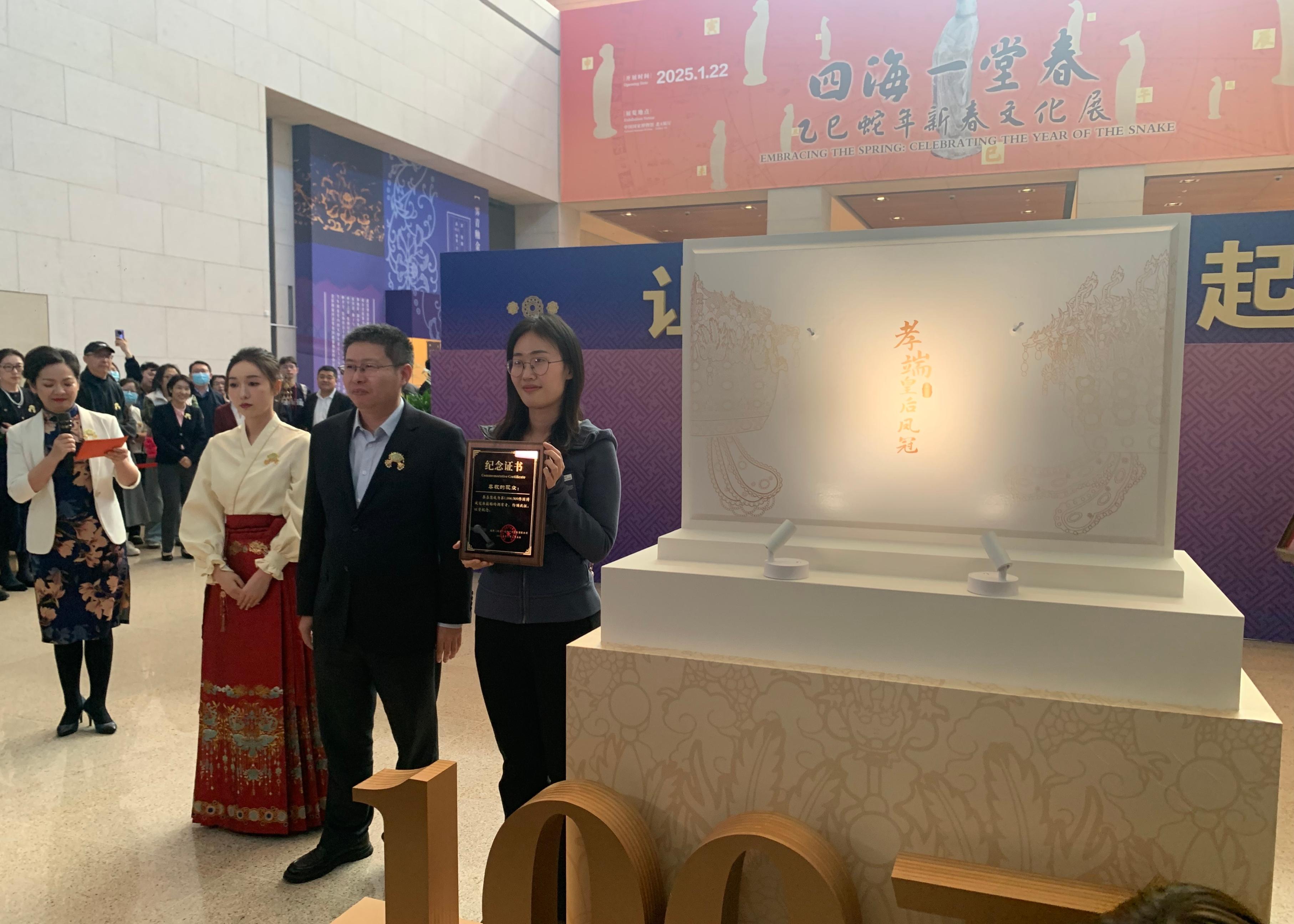 國(guó)博文創(chuàng)團(tuán)隊(duì)精心準(zhǔn)備了“紀(jì)念款鳳冠冰箱貼”和紀(jì)念證書贈(zèng)送給第100萬件鳳冠冰箱貼的購(gòu)買者。人民網(wǎng)記者 劉穎穎攝