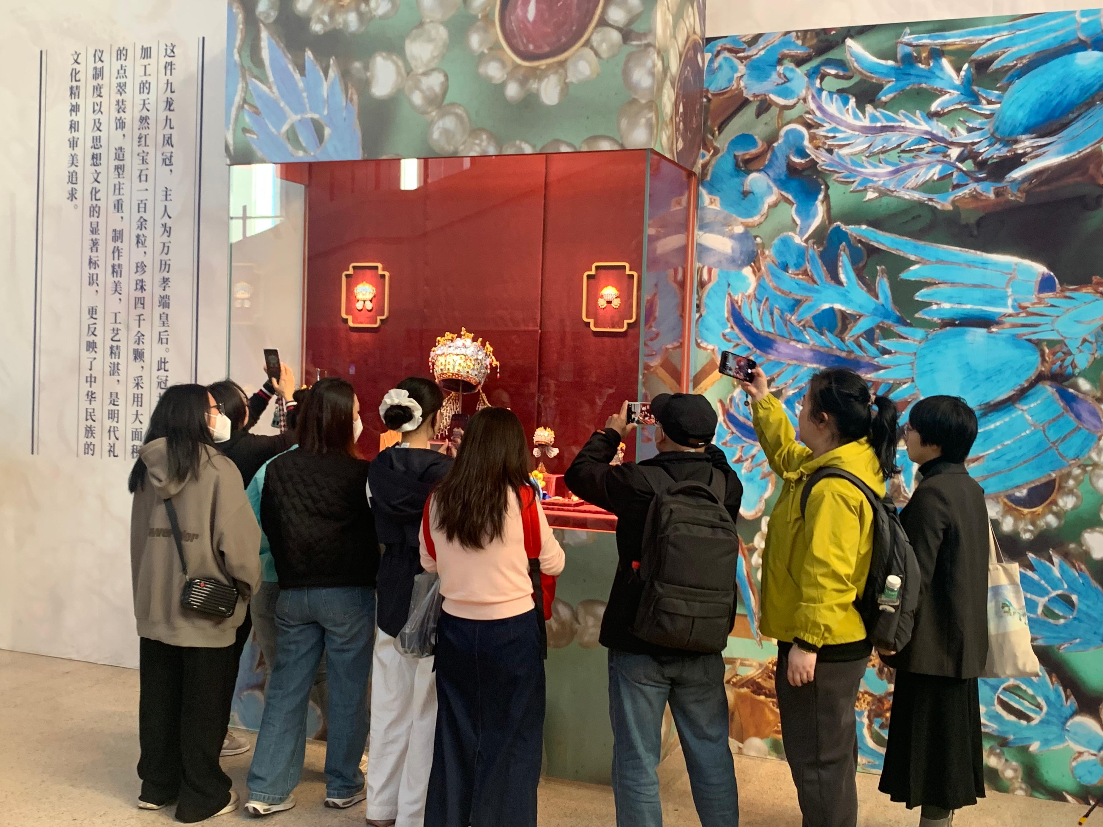 觀眾參觀國(guó)博鳳冠系列文創(chuàng)產(chǎn)品。人民網(wǎng)記者 劉穎穎攝
