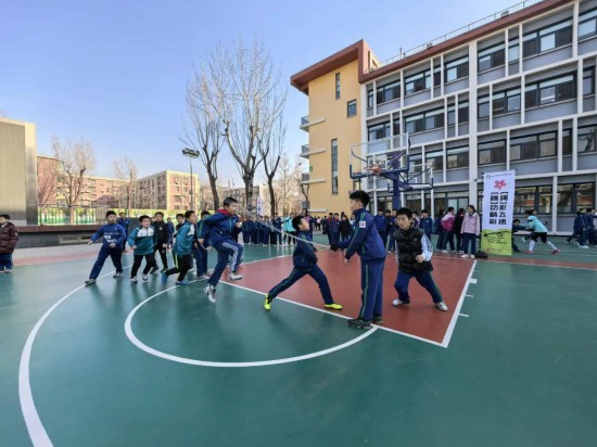 北京師范大學(xué)實(shí)驗(yàn)小學(xué)開(kāi)展跳繩比賽。