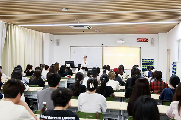 深圳職業(yè)技術(shù)大學(xué)黨委副書記、校長許建領(lǐng)為學(xué)生授課。學(xué)校供圖
