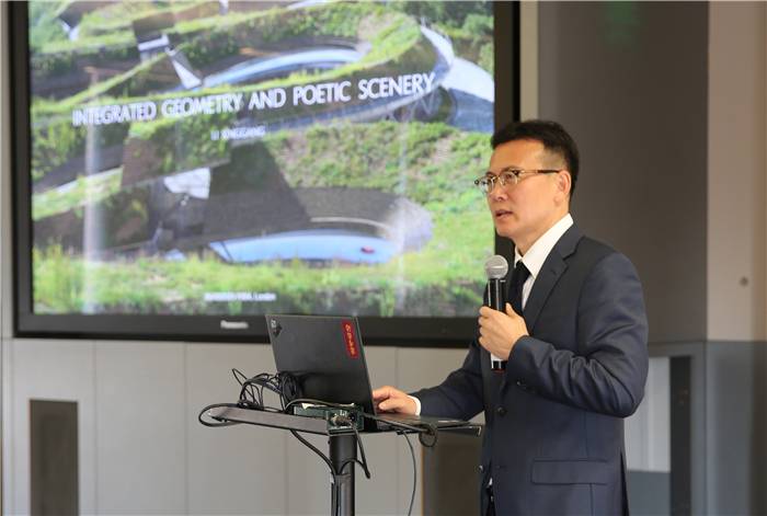 李興鋼院士做題為《勝景幾何》的主旨報告。活動主辦方供圖