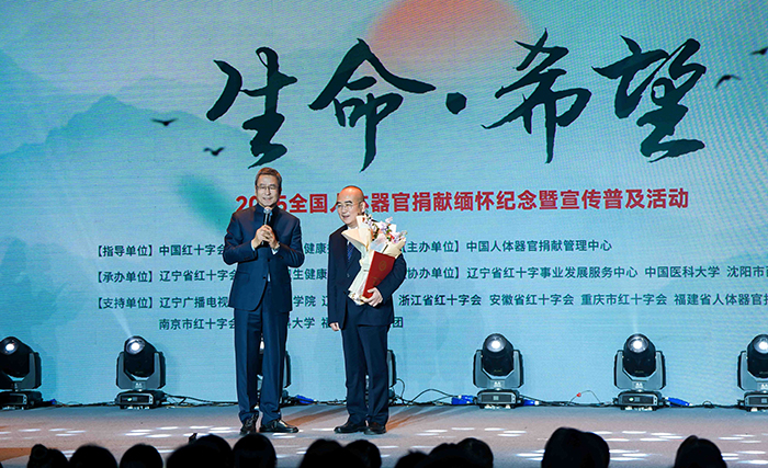 中國紅十字會(huì)副會(huì)長白巖松在現(xiàn)場采訪“人民英雄”張定宇教授。主辦方供圖