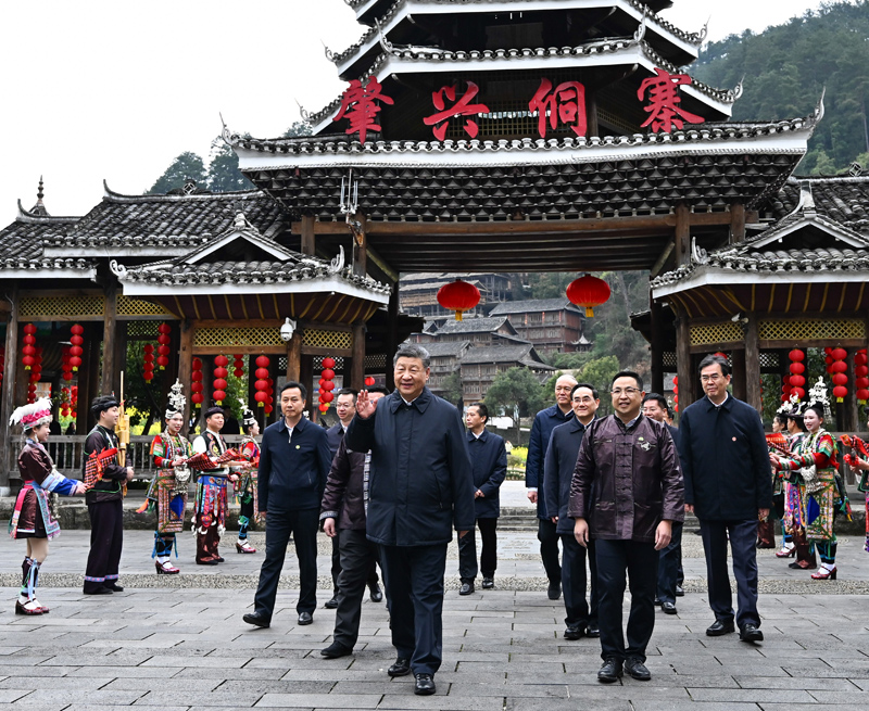 △3月17日下午，習(xí)近平總書記在貴州黔東南州黎平縣肇興侗寨考察時，在寨門口向身著民族盛裝歡迎的村民揮手致意。