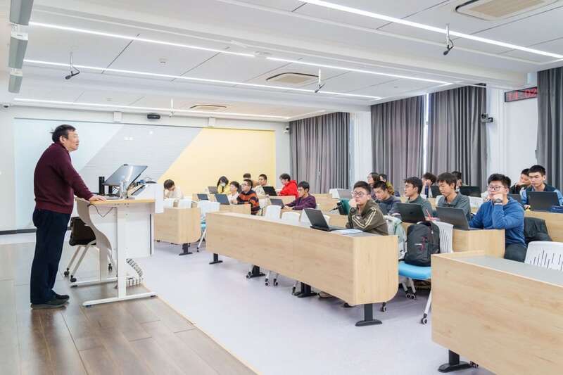 北航面向全校本科生開設(shè)《人工智能導(dǎo)論》通識必修課。校方供圖