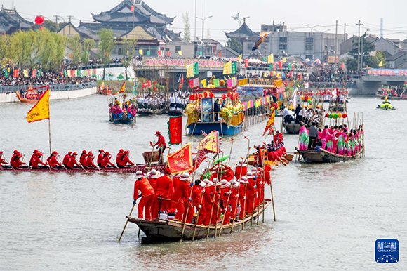 ?4月4日，選手在參加茅山會(huì)船盛會(huì) 。?新華社發(fā)（楊玉崗 攝）