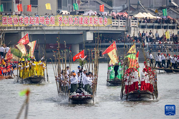 ?4月4日，選手在參加茅山會(huì)船盛會(huì)。新華社發(fā)（湯德宏 攝）