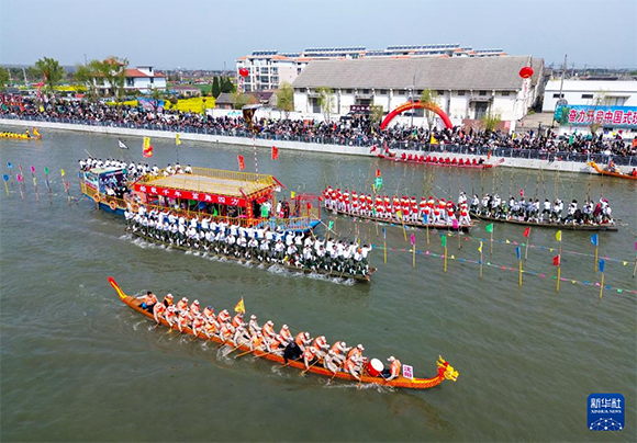 4月4日， 選手在參加茅山會(huì)船盛會(huì)（無人機(jī)照片）。新華社發(fā)（顧繼紅 攝）