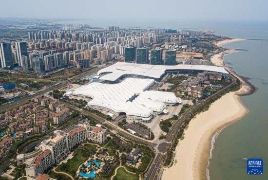 這是4月4日拍攝的第五屆中國國際消費(fèi)品博覽會(huì)主會(huì)場海南國際會(huì)展中心（無人機(jī)照片）。