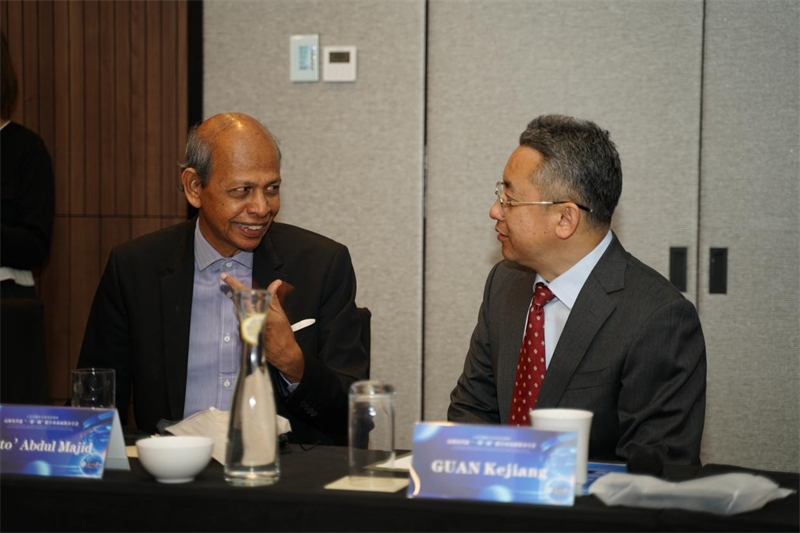 分享會現(xiàn)場，中方記者同與會代表進(jìn)行友好交流。林俊揚(yáng)攝