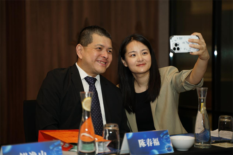 分享會上，中方記者同與會代表合影留念。林俊揚(yáng)攝