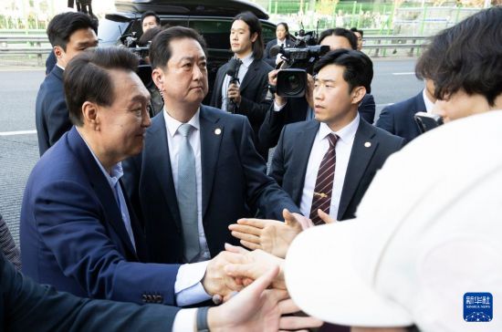 4月11日，韓國前總統(tǒng)尹錫悅（左一）在離開首爾漢南洞官邸時與支持者握手。新華社發(fā)（全休相攝）