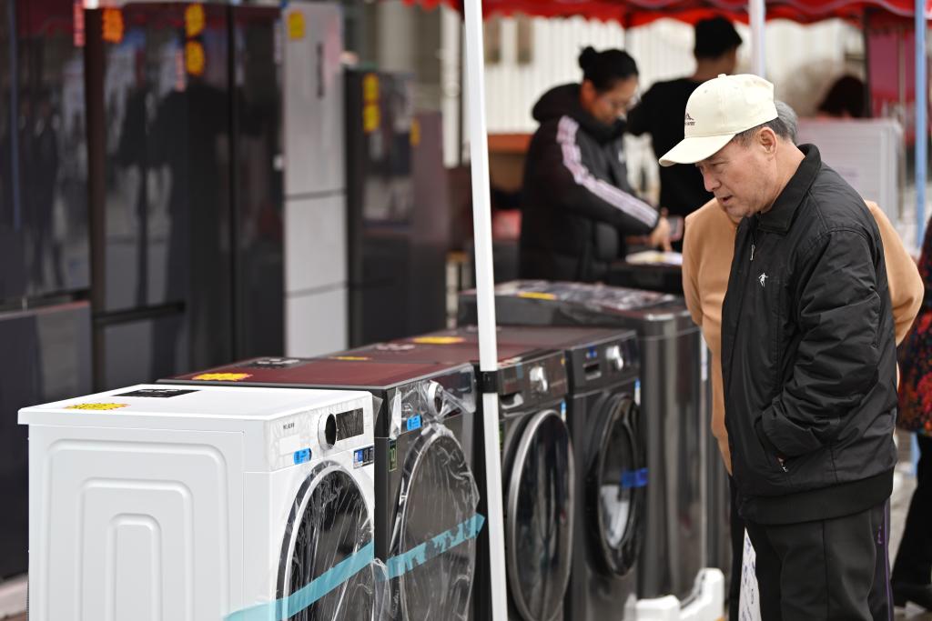 3月28日，天津市北辰區(qū)舉行2025年消費(fèi)品以舊換新惠民服務(wù)活動(dòng)，吸引眾多市民前來(lái)選購(gòu)。新華社記者 李然 攝