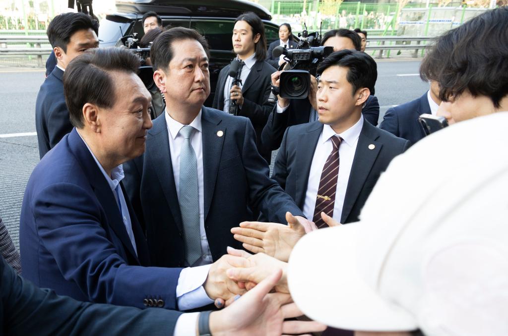 4月11日，韓國(guó)前總統(tǒng)尹錫悅（左一）在離開首爾漢南洞官邸時(shí)與支持者握手。新華社發(fā)（全休相攝）
