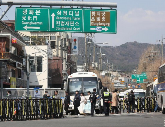  4月3日，在韓國首爾，警察在韓國憲法法院附近進行交通管制。新華社記者姚琪琳攝