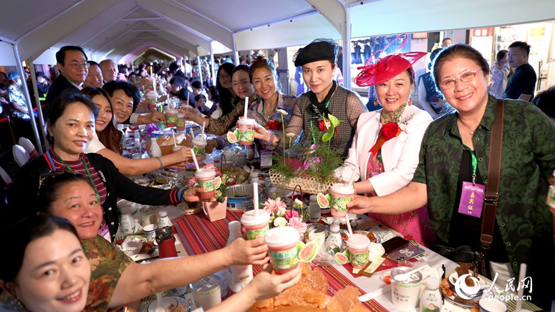 海外華僑在活動現(xiàn)場品嘗“家鄉(xiāng)味”。人民網(wǎng)記者 符武平攝