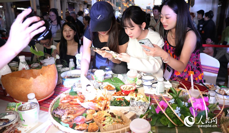 游客拍照打卡體驗長桌宴。人民網(wǎng)記者 符武平攝