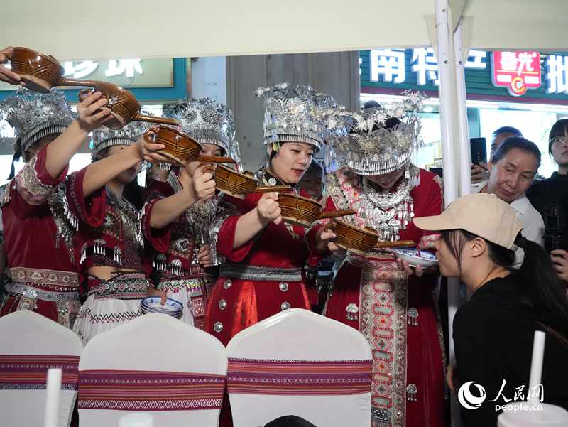 游客體驗互動演出《高山流水》。人民網(wǎng)記者 張力洋攝