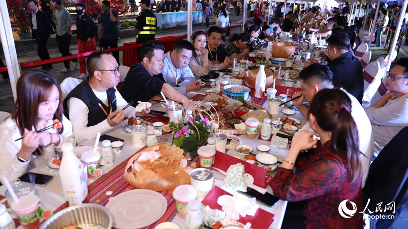 消博會嘉賓沉浸享用長桌宴。人民網(wǎng)記者 符武平攝