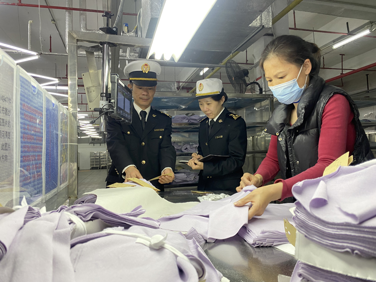 黃埔海關關員到毛織企業(yè)開展調(diào)研。周青攝